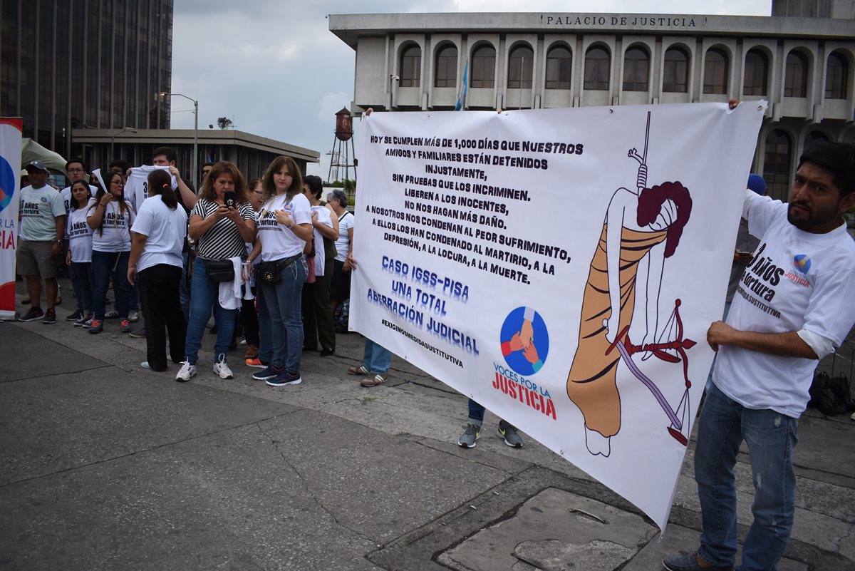 Familiares de los sindicados en el caso IGSS-Pisa manifestaron frente a la Corte Suprema de Justicia. (Foto Prensa Libre: Érick Ávila)