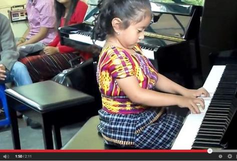 Marlyn Yahaira Tubac Toj, de 4 años, interpreta melodías en el piano. (Foto Prensa Libre: Youtube)