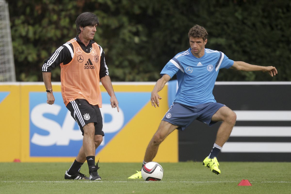 Joachim Löw y el jugador Thomas Müller entrenan con el equipo en Fráncfort, Alemania. (Foto Prensa Libre: EFE)