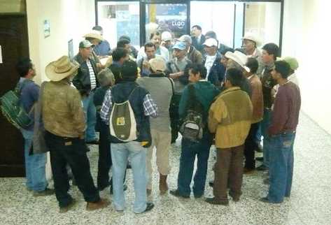 Representantes de poblados se reúnen  en  la Gobernación Departamental de San Marcos.