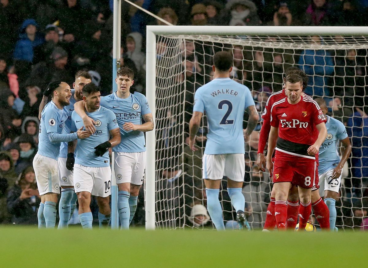 El jugador del Manchester City Sergio Agüero celebra con sus compañeros luego de su anotación. (Foto Prensa Libre: EFE)