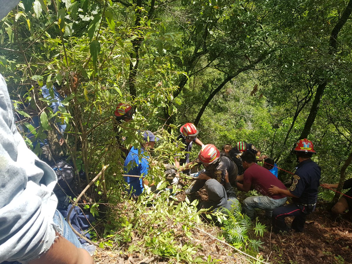 Bomberos extraen los tres cuerpos del barranco. (Foto Prensa Libre: Bomberos Municipales Departamentales)