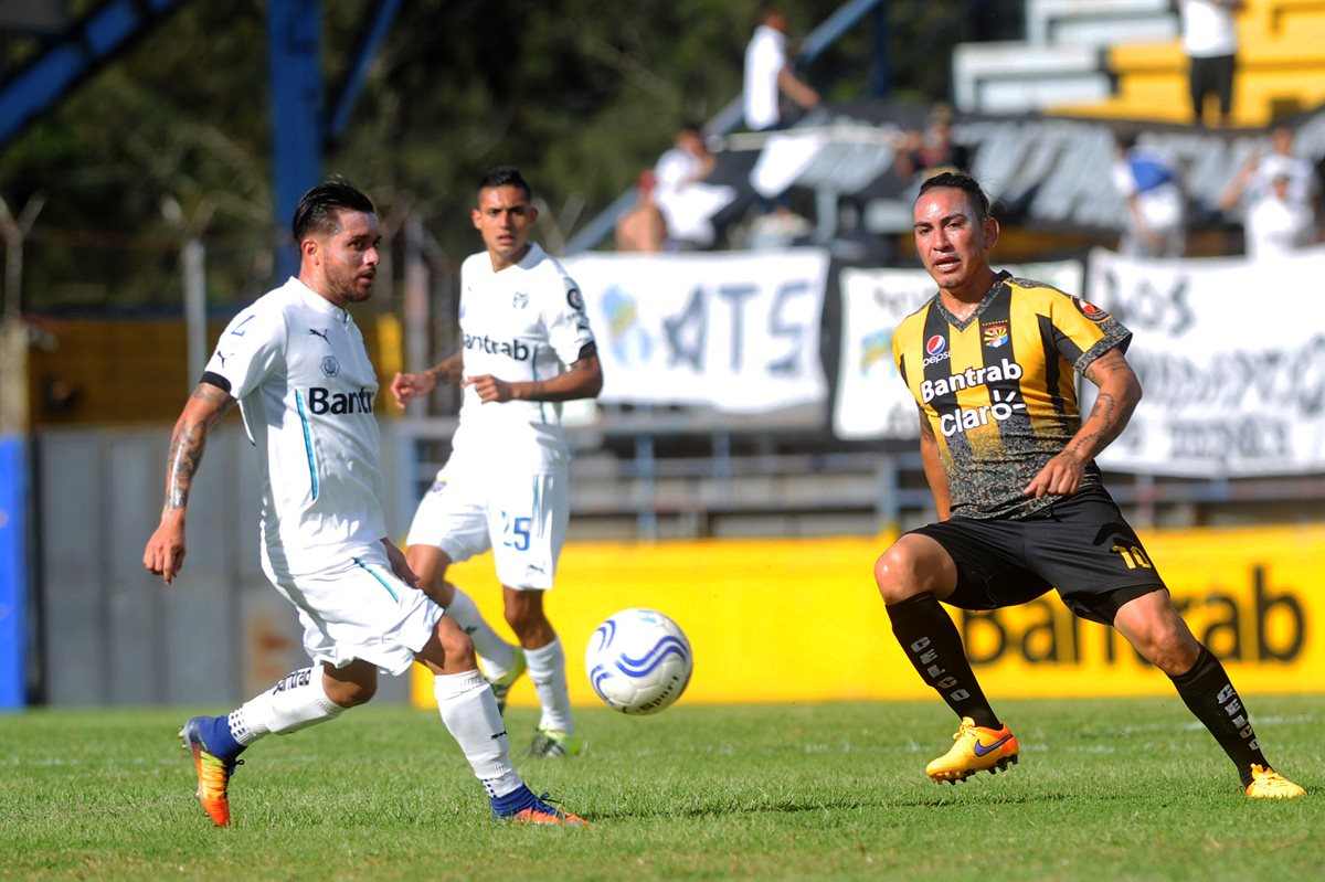 Marco Ciani volvió al terreno de juego, con Aurora, después de años de suspensión por haber salido dopado con Municipal. (Foto Prensa Libre: Edwin Fajardo)