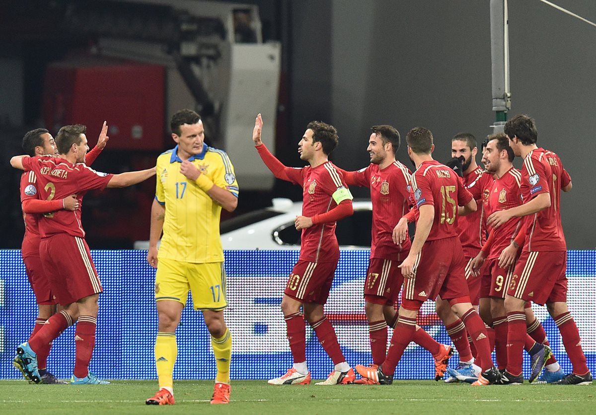 Jugadores de España festejan luego de conseguir el triunfo ante Ucrania. (Foto Prensa Libre: AFP)