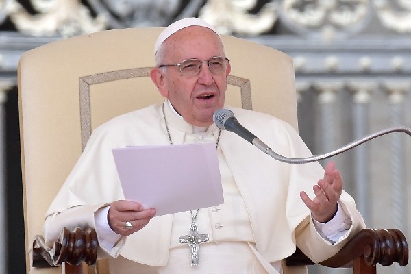 El Papa llega a una audiencia especial en la plaza de San Pedro en el Vaticano. (Foto Prensa Libre: AP)