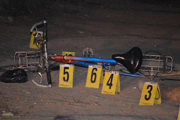 La bicicleta en la que Gonzalo Sosa Recinos, de 48 años, se transportaba, quedó tirada en la calle, luego de que fuera atacado a balazos en Zacacpa. (Foto Prensa Libre: Víctor Gómez)