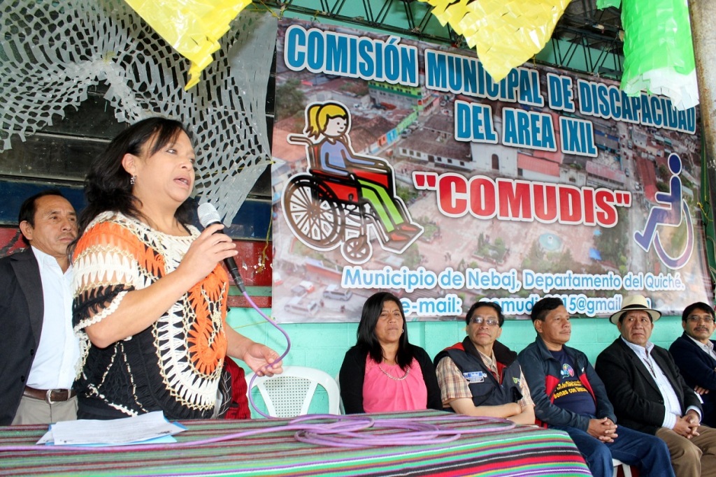 Elena Girón Méndez, subcoordinadora de la Codedis, informa de la habilitación de la oficina para personas con alguna discapacidad. (Foto Prensa Libre: Óscar Figueroa).