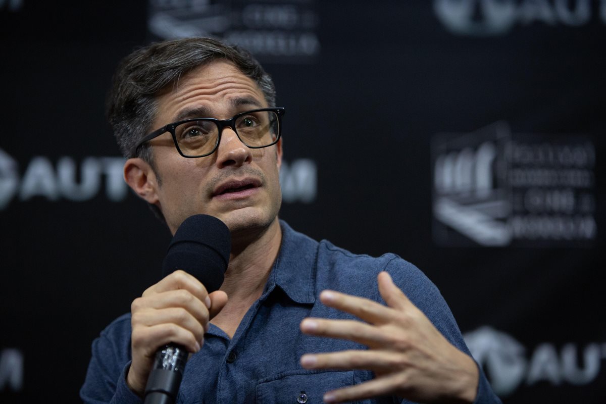 El actor mexicano Gael García Bernal habla durante la presentación a medios de su película "Museo en el Festival Internacional de Cine Morelia. Foto: EFE/Luis Enrique Granados