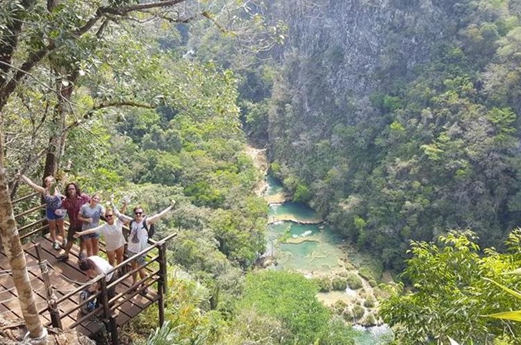 El grupo de turistas en una fotografía en Semuc Champey, Alta Verapaz.