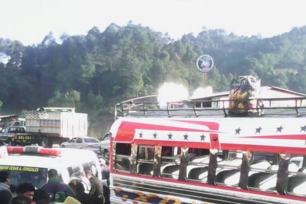 Bomberos atienden a las personas heridas durante el asalto. (Foto Prensa Libre: Bomberos Voluntarios)<br _mce_bogus="1"/>