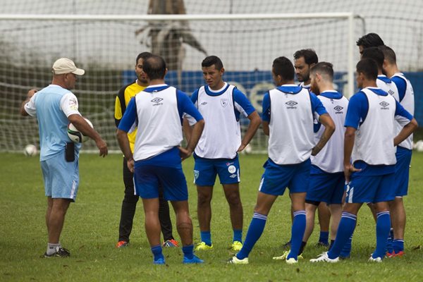 El seleccionador Wálter Claverí (i) le da indicaciones a los seleccionados nacionales, en el entreno de este martes en el Proyecto Goal. (Foto Prensa Libre: Norvin Mendoza)