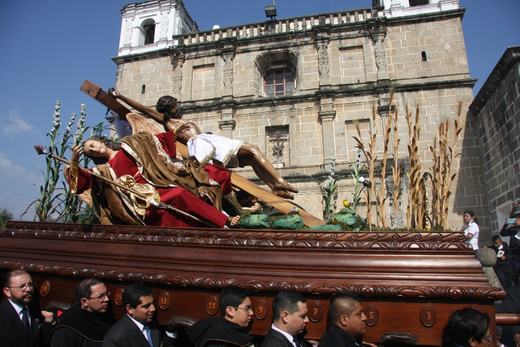 Imagen recorre una de las calles de la ciudad colonial. (Foto Prensa Libre: Renato Melgar).