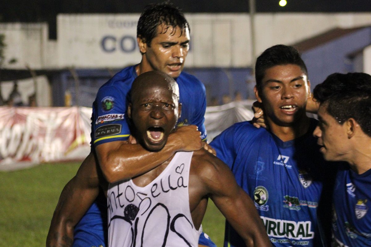 Jhon Córdoba, festeja a todo pulmón, su valiosa anotación con los cobaneros frente a Mictlán (Foto Prensa Libre: Eduardo Sam)