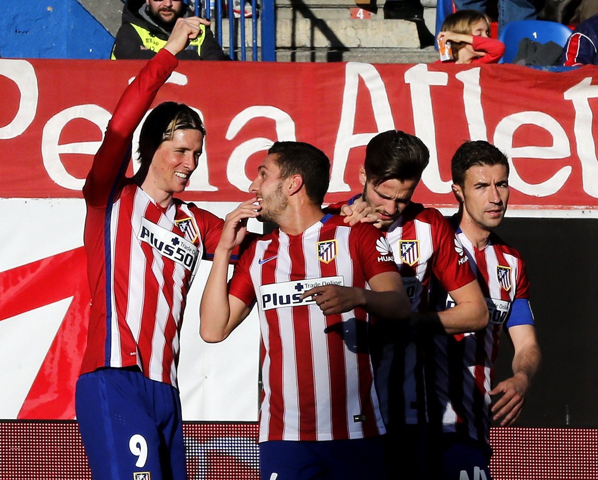 El Atlético doblegó al Granada y alcanzó al Barcelona con 76 puntos. (Foto Prensa Libre: EFE).