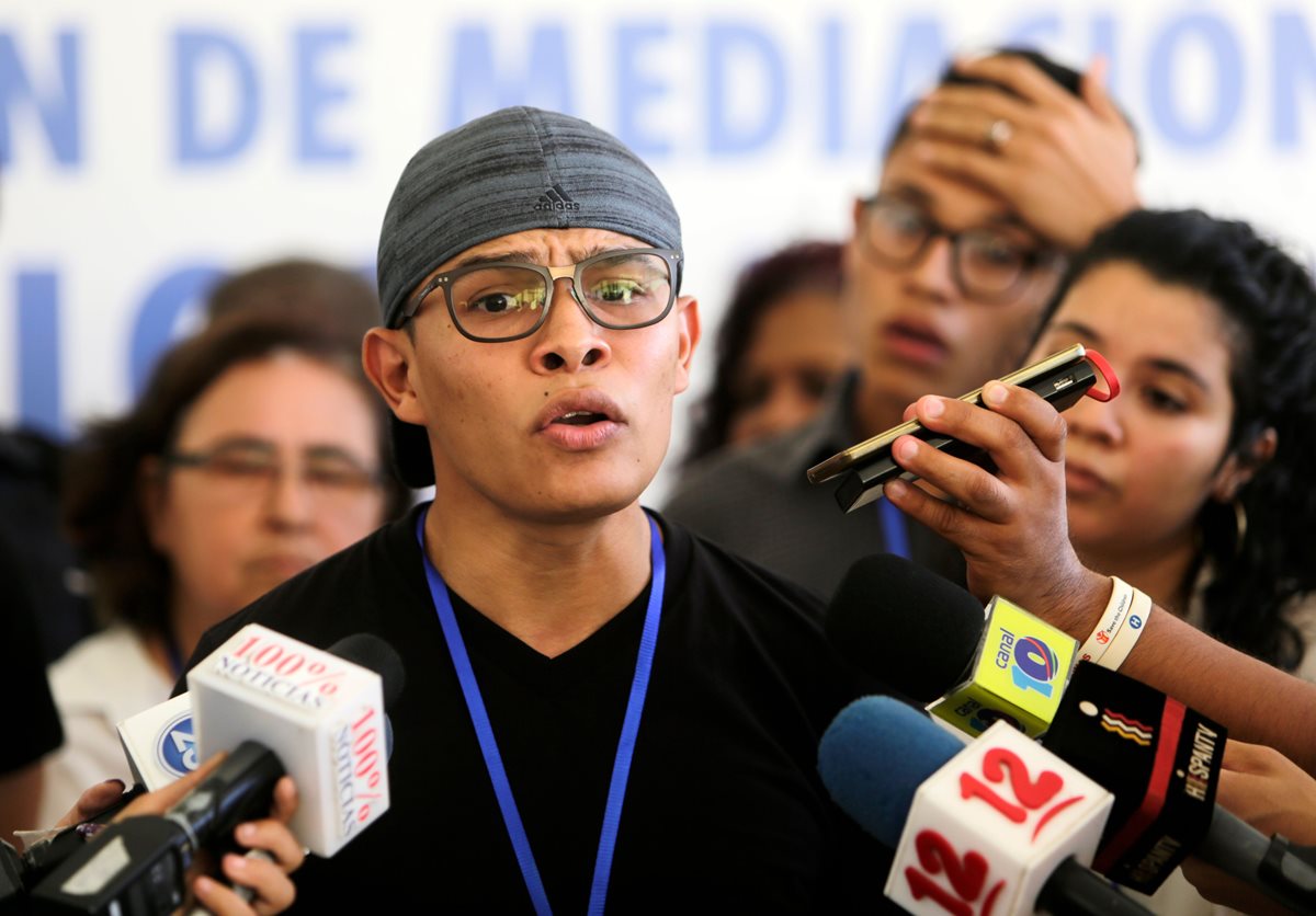 Victor Cuadras, del movimiento de 19 de Abril habla a la prensa después de reanudar las conversaciones con los representantes del gobierno de Ortega. (AFP).