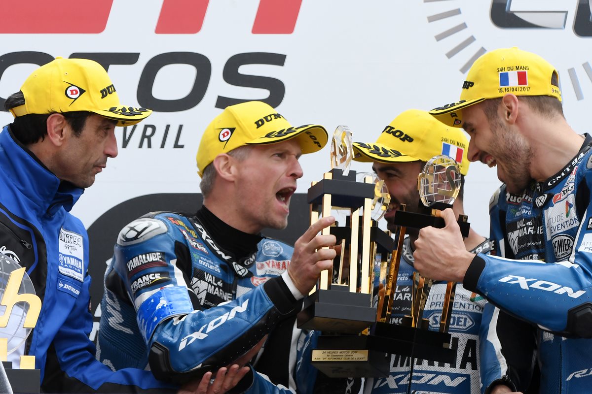 El francés Christophe Guyot celebra junto a los pilotos el español David Checa, el francés Mike Di Meglio y el italiano Niccolo Canepa después de ganar las 24 hors de Le Mans. (Foto Prensa Libre: AFP).