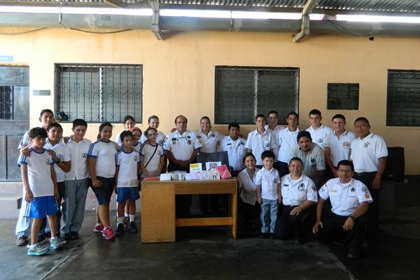 Estudiantes entregan donativo a los Bomberos Voluntarios de Zacapa. (Foto Prensa Libre: Víctor Gómez).