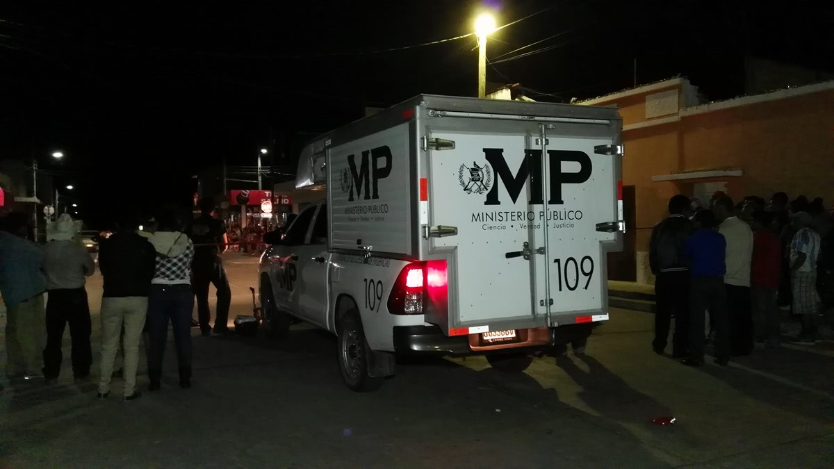 Fiscales del Ministerio Publico llegan al lugar donde asesinaron a Abelino Lopez Palma en el barrio El Porvenir, Monjas para recabar evidencias. (Foto Prensa Libre: Hugo Oliva)