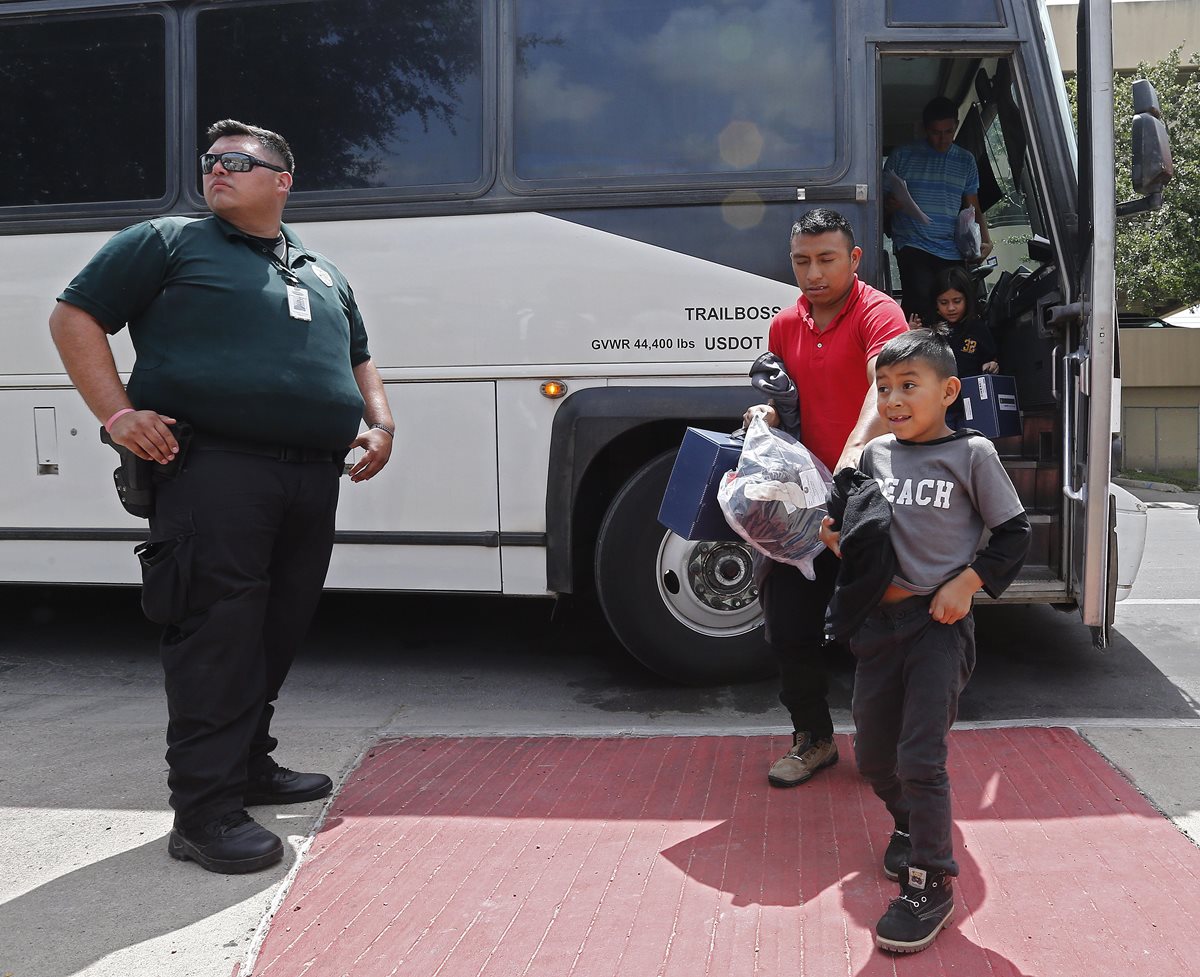 Las familias migrantes bajan del autobús para ser procesar sus datos personales en McAllen, Texas, EE. UU. (EFE)