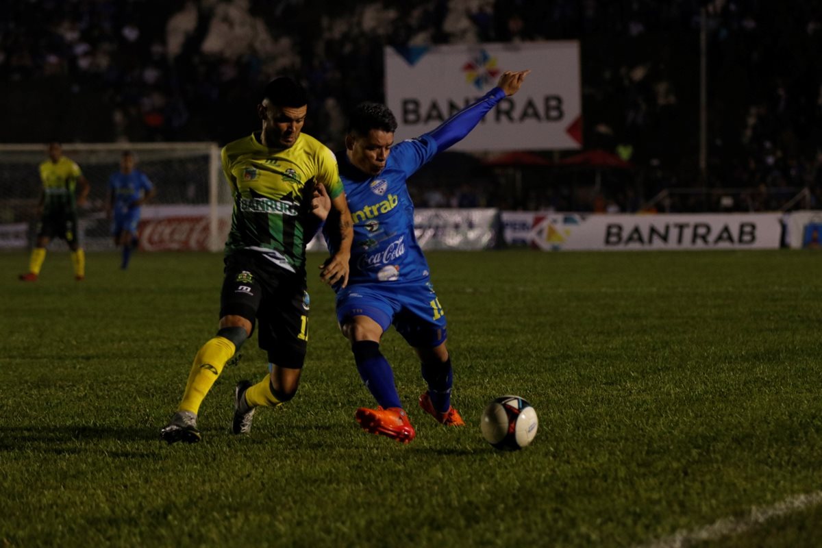 Acción durante el partido entre Guastatoya y Cobán Imperial. (Foto Prensa Libre: Eduardo Sam Chun)