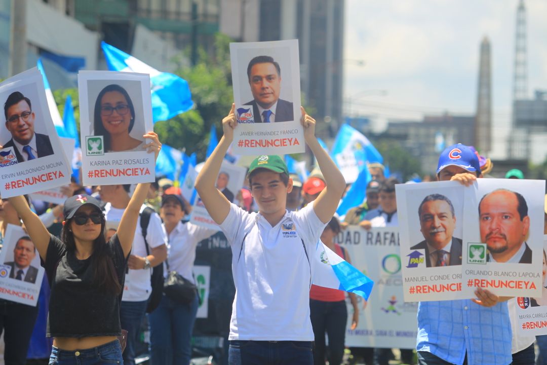 La unión de diputados para favorecer los intereses políticos es resaltada en el paro nacional.