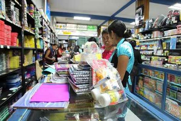 Las ventas de útiles escolares incrementaron en los últimos días. (Foto Prensa Libre: Archivo)