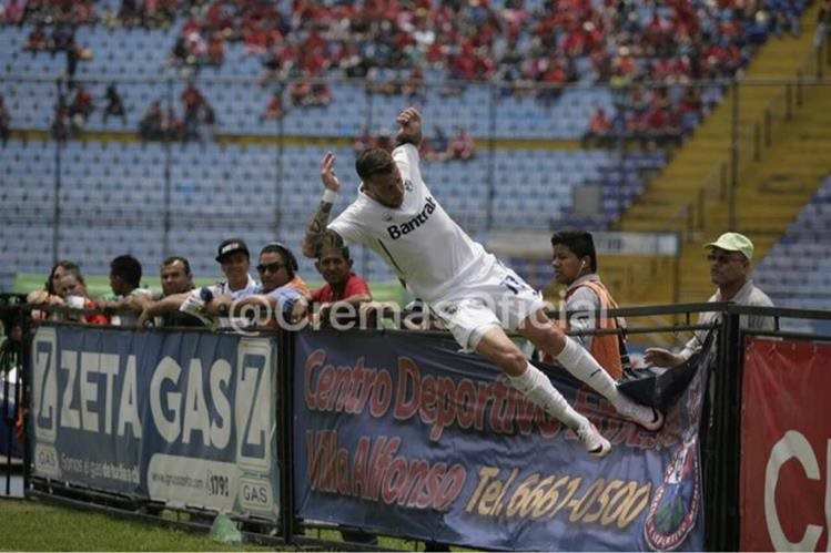 Este fue el festejo de Emiliano López en el clásico, razón por la que es acusado por Municipal. (Foto Prensa Libre: Twitter oficial Comunicaciones FC)