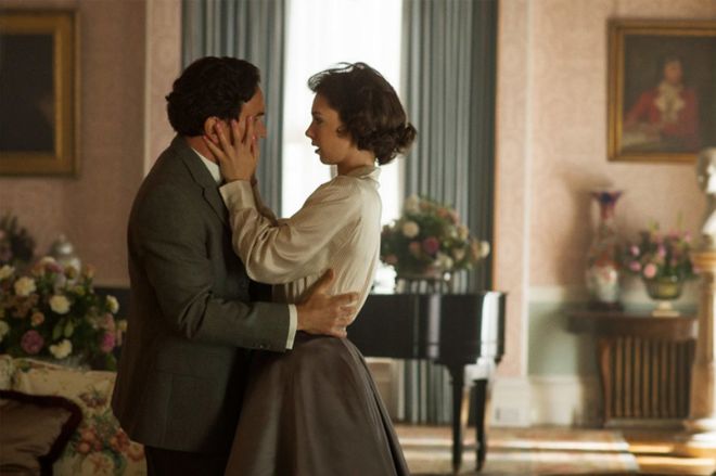 Los actores Ben Miles y Vanessa Kirby interpretan a Peter Townsend y a la princesa Margarita en 'The Crown'. NETFLIX