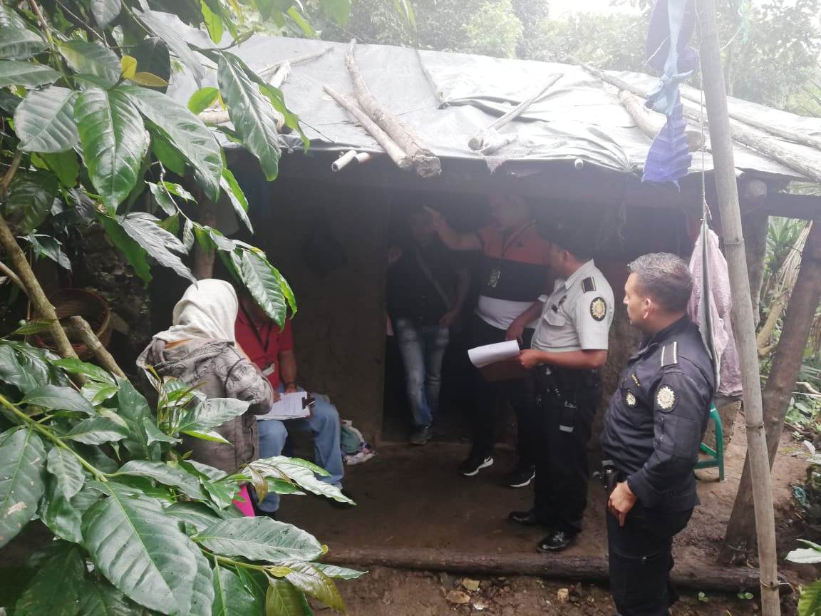 Autoridades ingresan a la vivienda donde hallaron estrangulado a un bebé de 11 meses, cuyo padre es buscado por la Policía. (Foto Prensa Libre: Mario Morales)