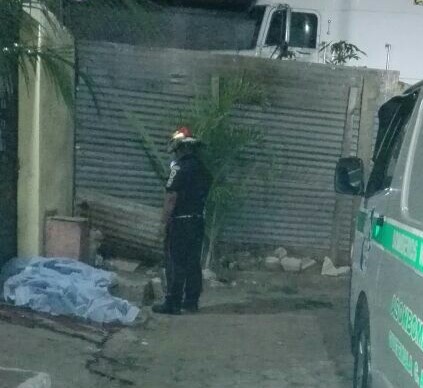 Una adolescente murió baleada en Villa Nueva. (Foto Prensa Libre: Bomberos Municipales Departamentales)