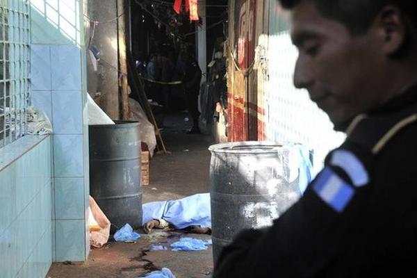 la policía resguarda el área  donde murió baleado un hombre, en La Terminal, zona 4.
