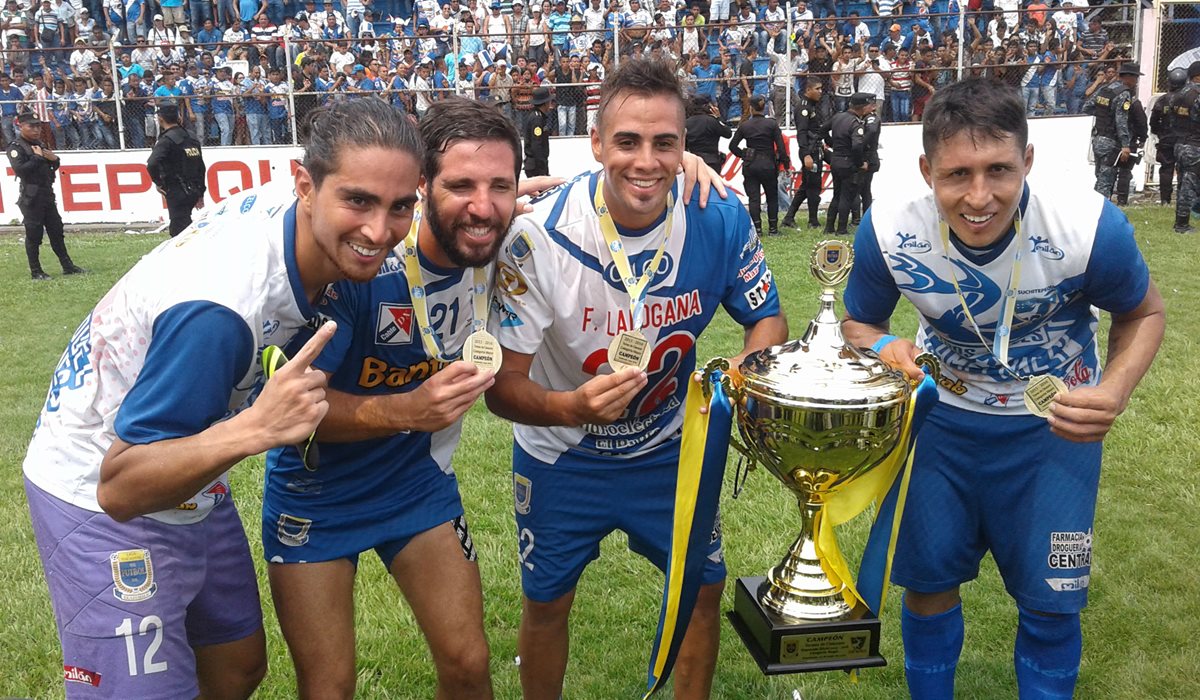 Monsalve, Germi, Ladogana y Zalazar posan con la copa y su medalla en el Carlos Salazar. (Foto Prensa Libre: Melvin Popá)