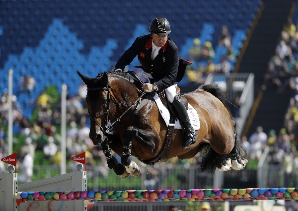 El británico Nick Skelton se consolidó el campeón de salto en Río. (Foto Prensa Libre: AP)