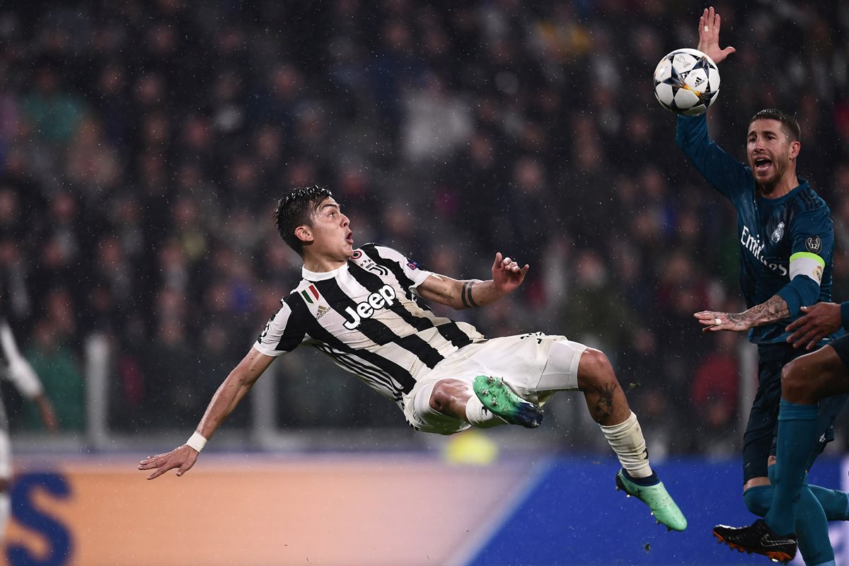 Paulo Dybala en una de las pocas opciones de ataque de la Vecchia Signora. (Foto Prensa Libre: AFP)