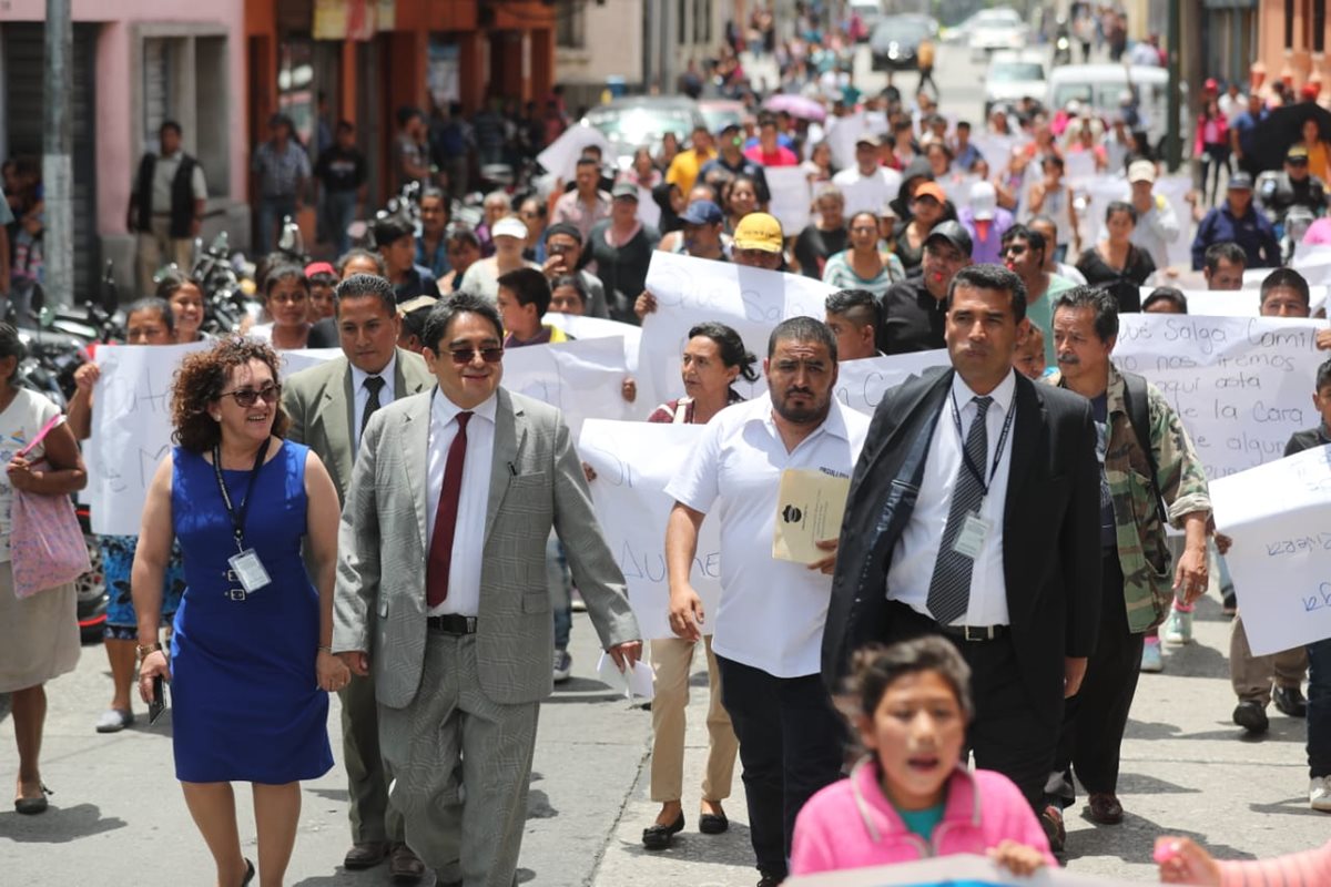 El procurador de los Derechos Humanos, Jordán Rodas, participa en las protestas de expolicías, familiares de agentes y del Sistema Penitenciario para exigir mejoras en la institución. (Foto Prensa Libre: Óscar Rivas)