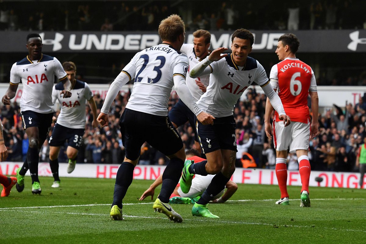 Dele Alli con Christian Eriksen luego de anotar el primer gol frente al Arsenal. (Foto Prensa Libre: AFP)