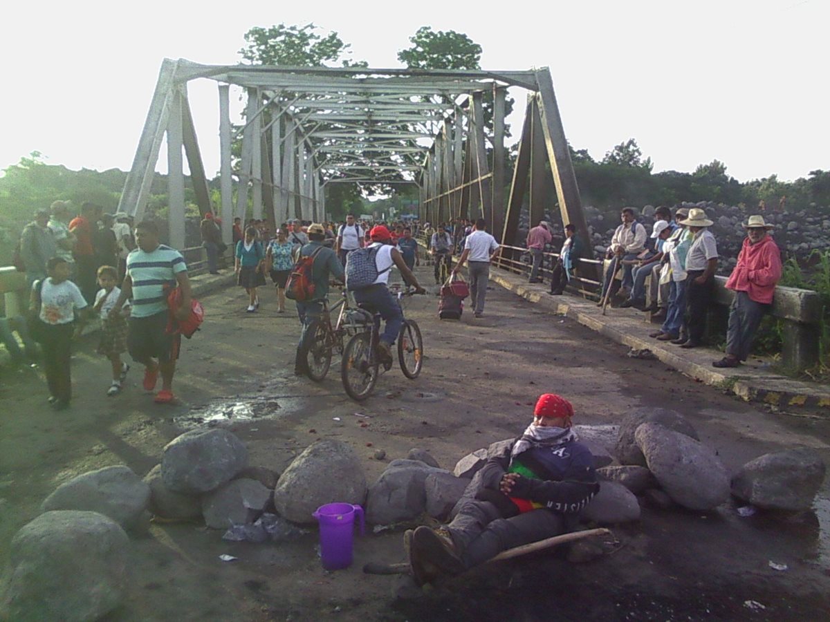 Campesnos muestran pancartas con sus exigencias en El Zarco, Santa Cruz Muluá, Retalhuleu. (Foto Prensa Libre: Rolando Miranda)