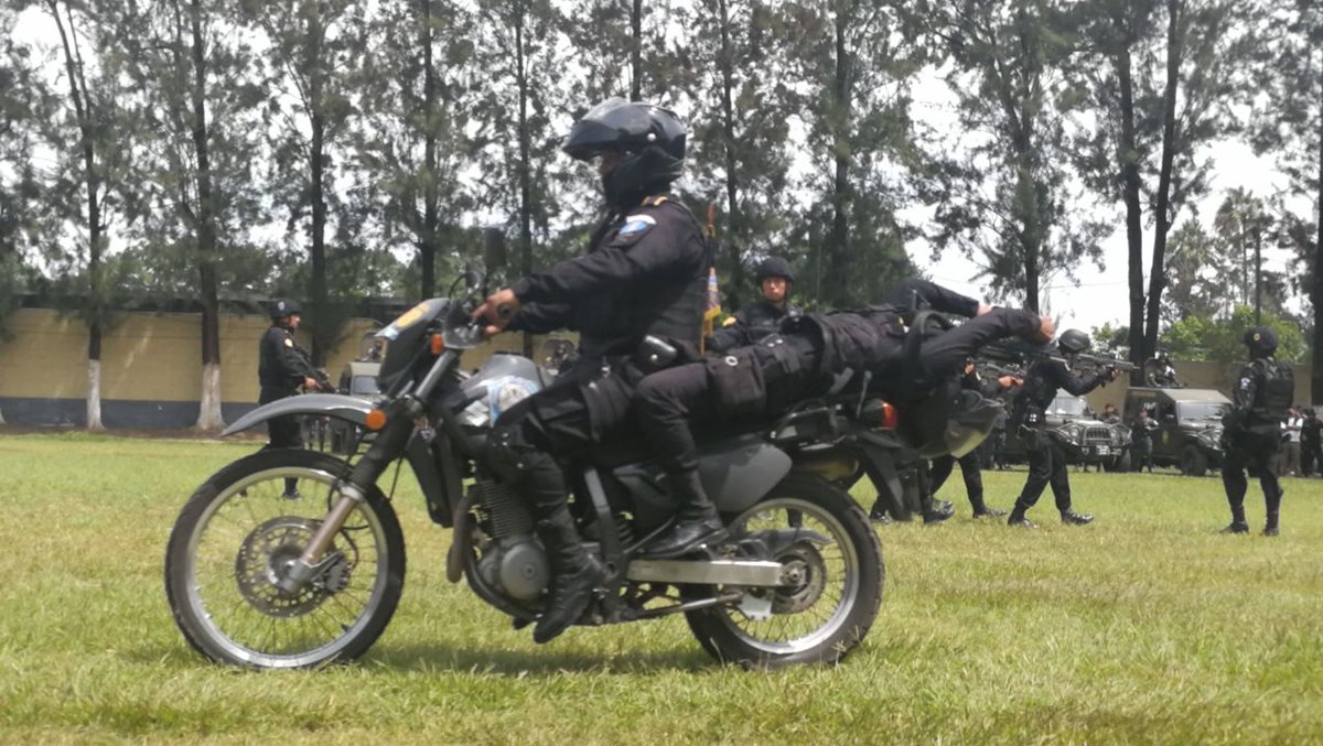 Dos agentes de la PNC simulan operativos de vigilancia ciudadana durante actos por aniversario de la institución. (Foto Prensa Libre: )