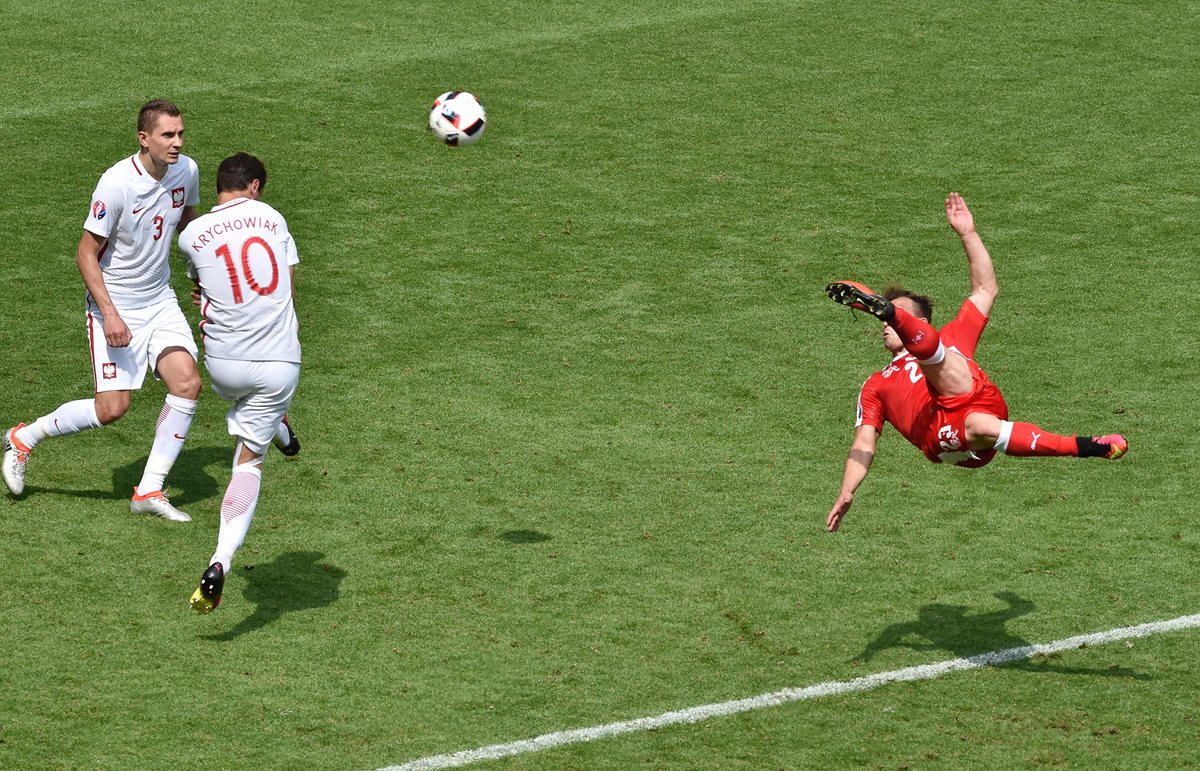 Shaqiri anota el empate 1-1 frente a Polonia. (Foto Prensa Libre: AFP)