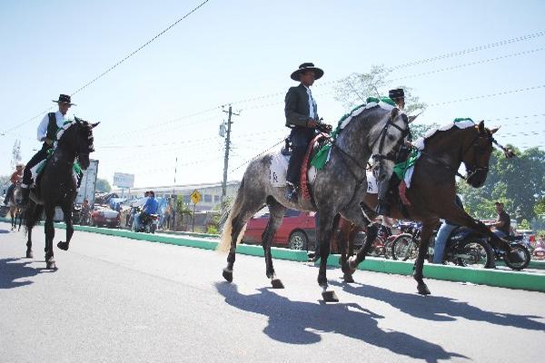 Jinetes muestran las habilidades de sus caballos durante el evento, en Escuintla.