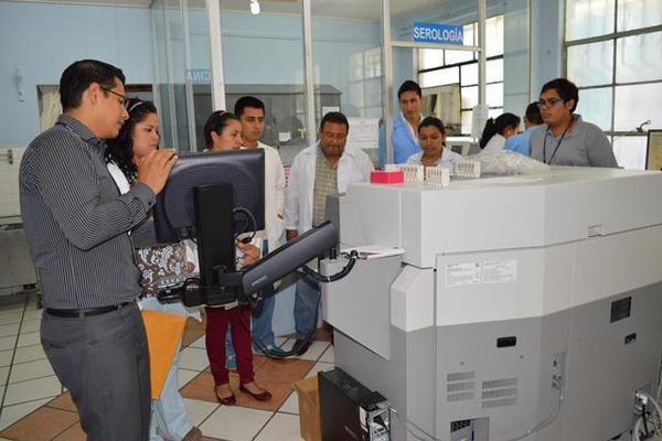 Personal médico y representantes de la empresa donadora observan el equipo entregado. (Foto Prensa Libre: Víctor Gómez) <br _mce_bogus="1"/>