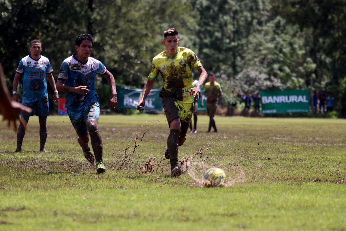 El estadio Buenos Aires, de Chiantla, Huehuetenango, se encontraba en malas condiciones para el juego entre el representativo local y Santa Lucía, en el marco de la fecha 12 de la Primera División. (Foto Prensa Libre: Mike Castillo)