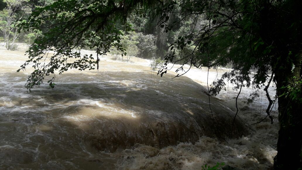 El río Cahabón se desbordó y llegó hasta las pozas de Semuc Champey Foto Prensa Libre: Eduardo Sam)