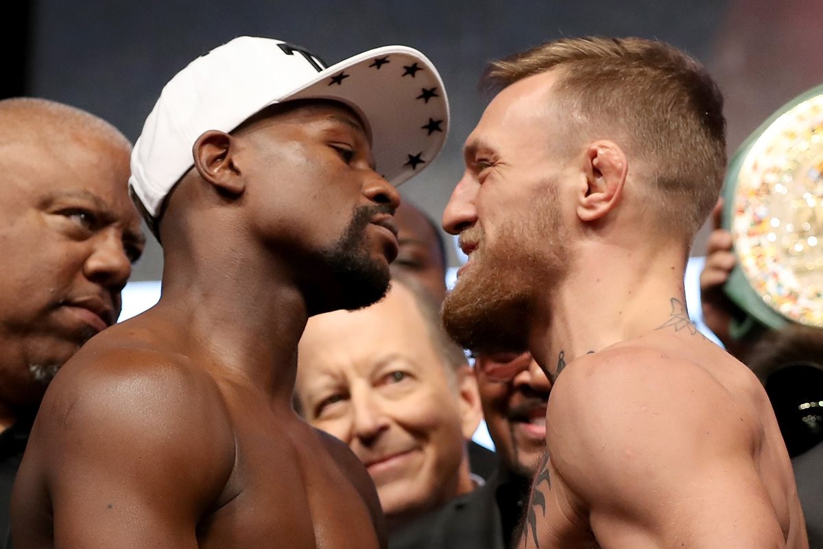 Mayweather Jr y McGregor realizaron el último careo previo a la pelea. (Foto Prensa Libre: AFP)
