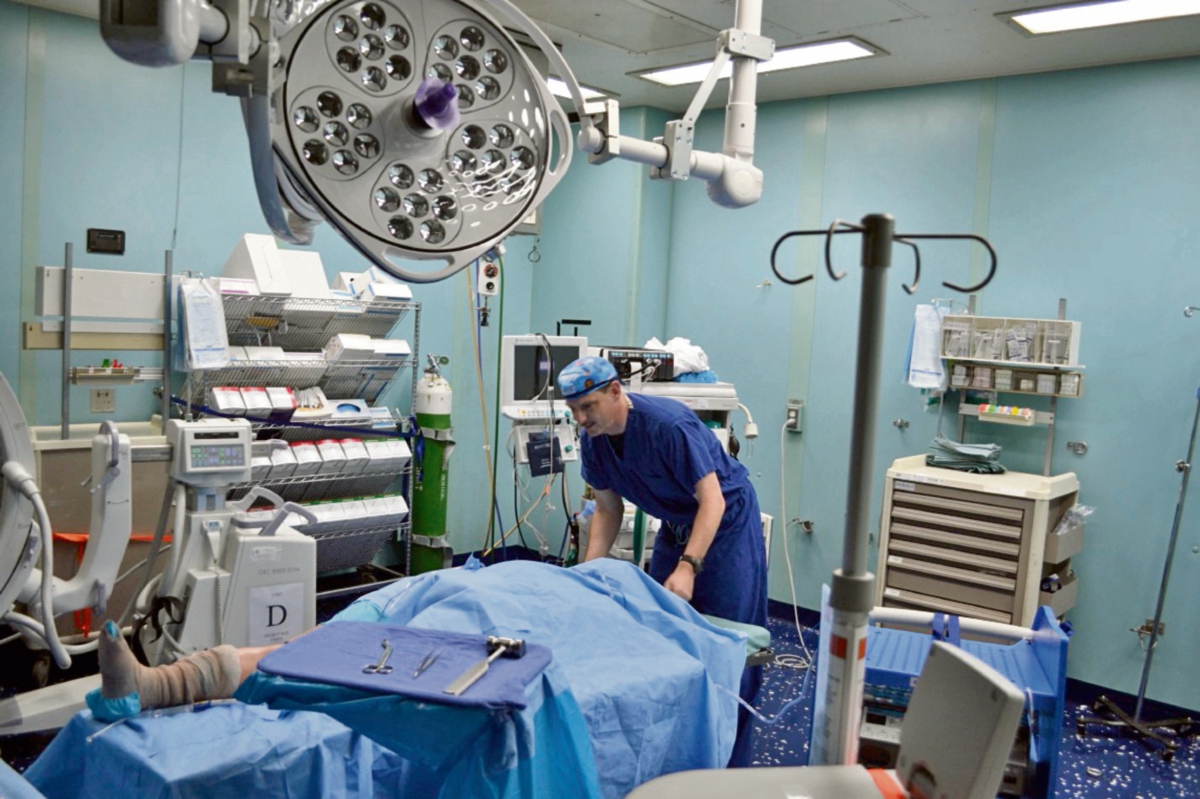 Médico atiende  a un paciente, en uno de los laboratorios del barco hospital estadounidense anclado en la Bahía de Amatique, Puerto Barrios, Izabal.