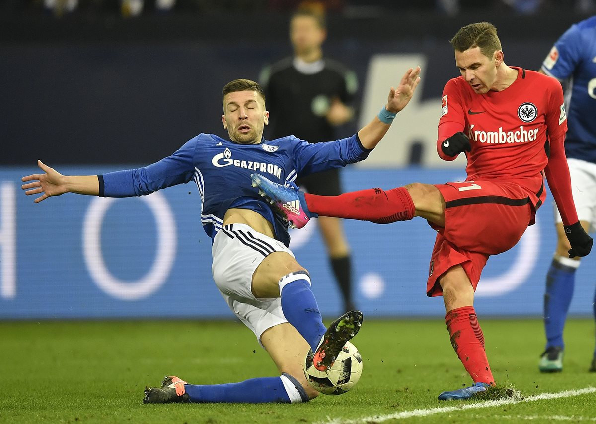 Matija Nastasic defensor del Frankfurt intenta detener a Branimir Hrgota.(Foto Prensa Libre: AFP)