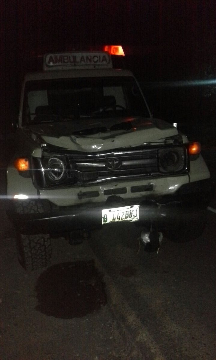 Ambulancia con la que chocó la motocicleta en El Asintal, Retalhuleu. (Foto Prensa Libre: Rolando Miranda).