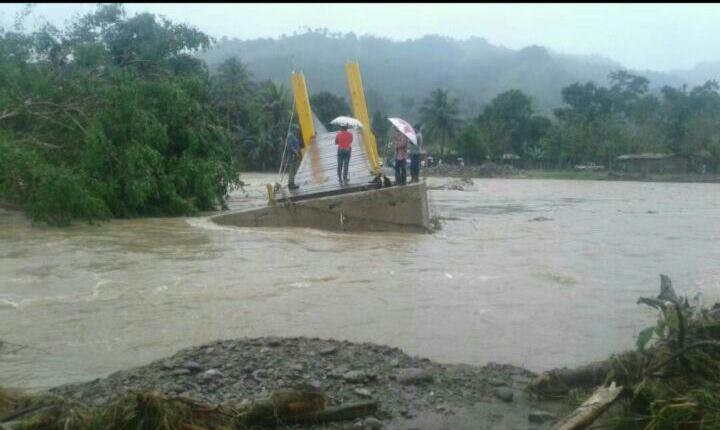 El puente Champas en Puerto Barrios, Izabal, colapsó por el desborde del río. (Foto Prensa Libre: Dony Stewart)