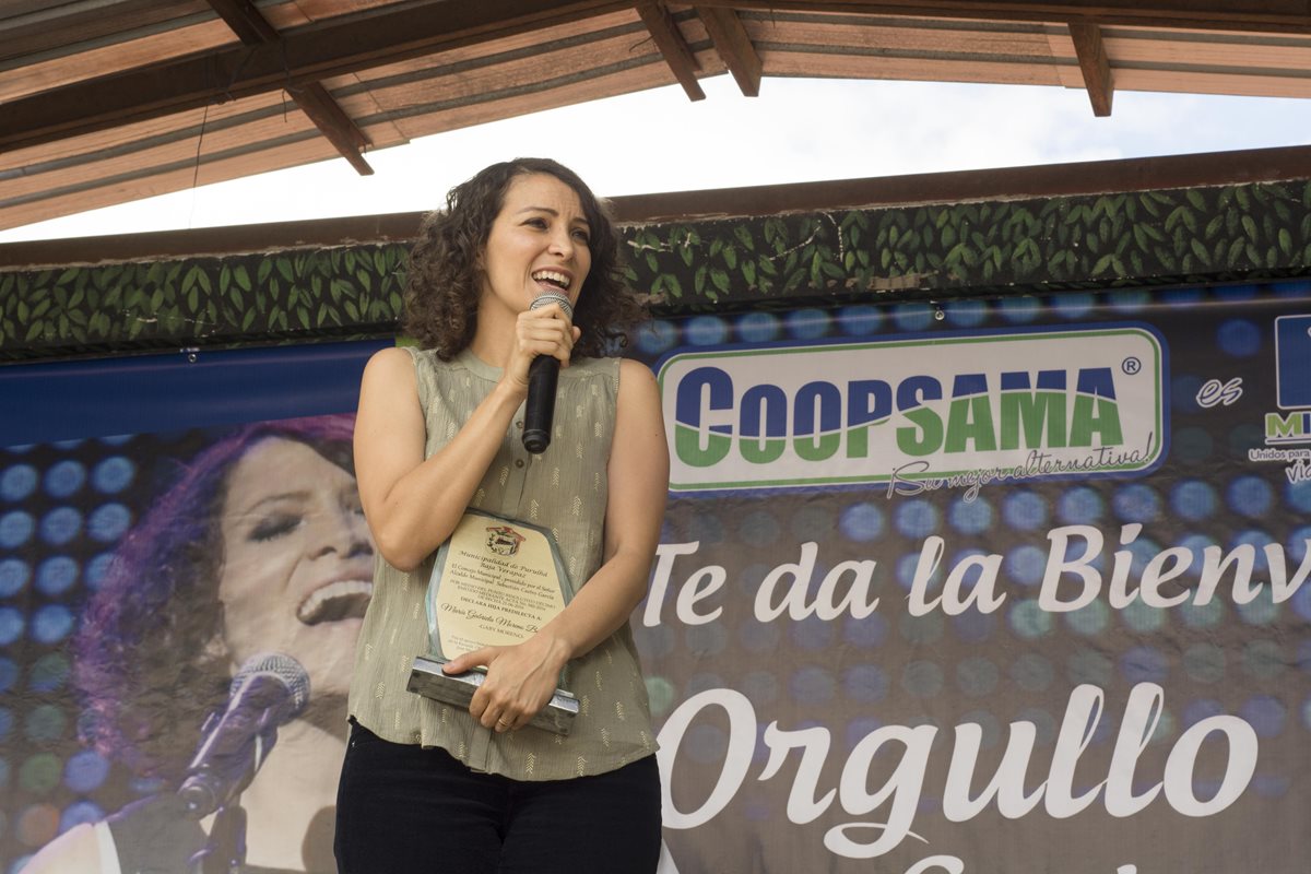 Gaby Moreno fue reconocida como hija predilecta del municipio de Purulhá.(Foto Prensa Libre: Carlos Grave)