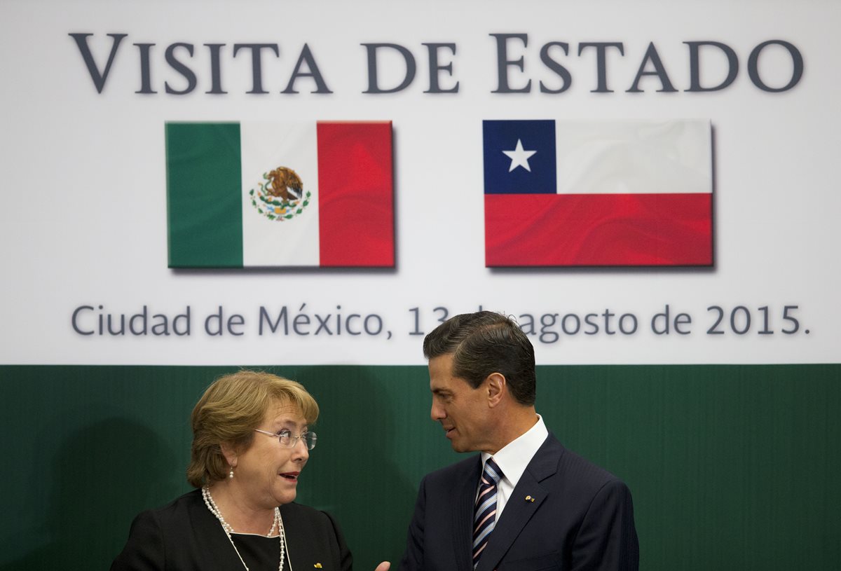 <em>La presidenta de Chile junto a su homólogo de México, durante un acto oficial en Ciudad de México. (Foto Prensa Libre: AP).</em>